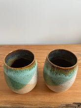 Load image into Gallery viewer, Set of 2 Green &amp; White wine glasses
